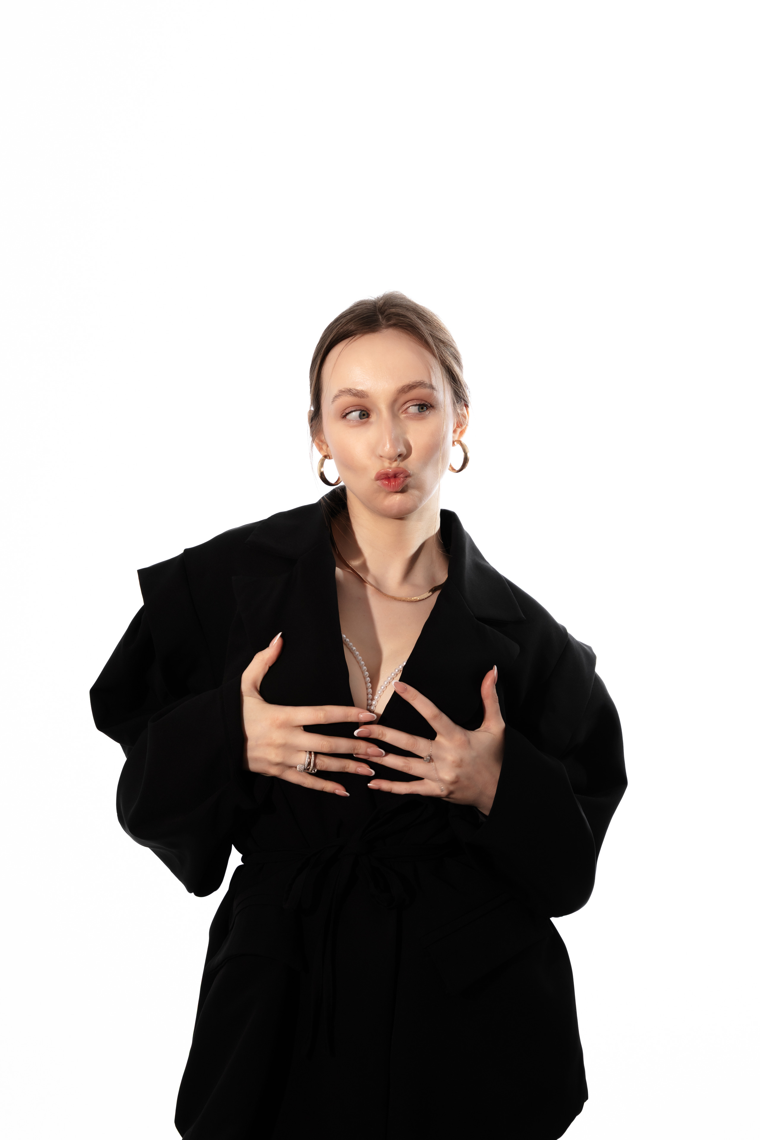 Элегантный женский портрет в студии - фотография 1